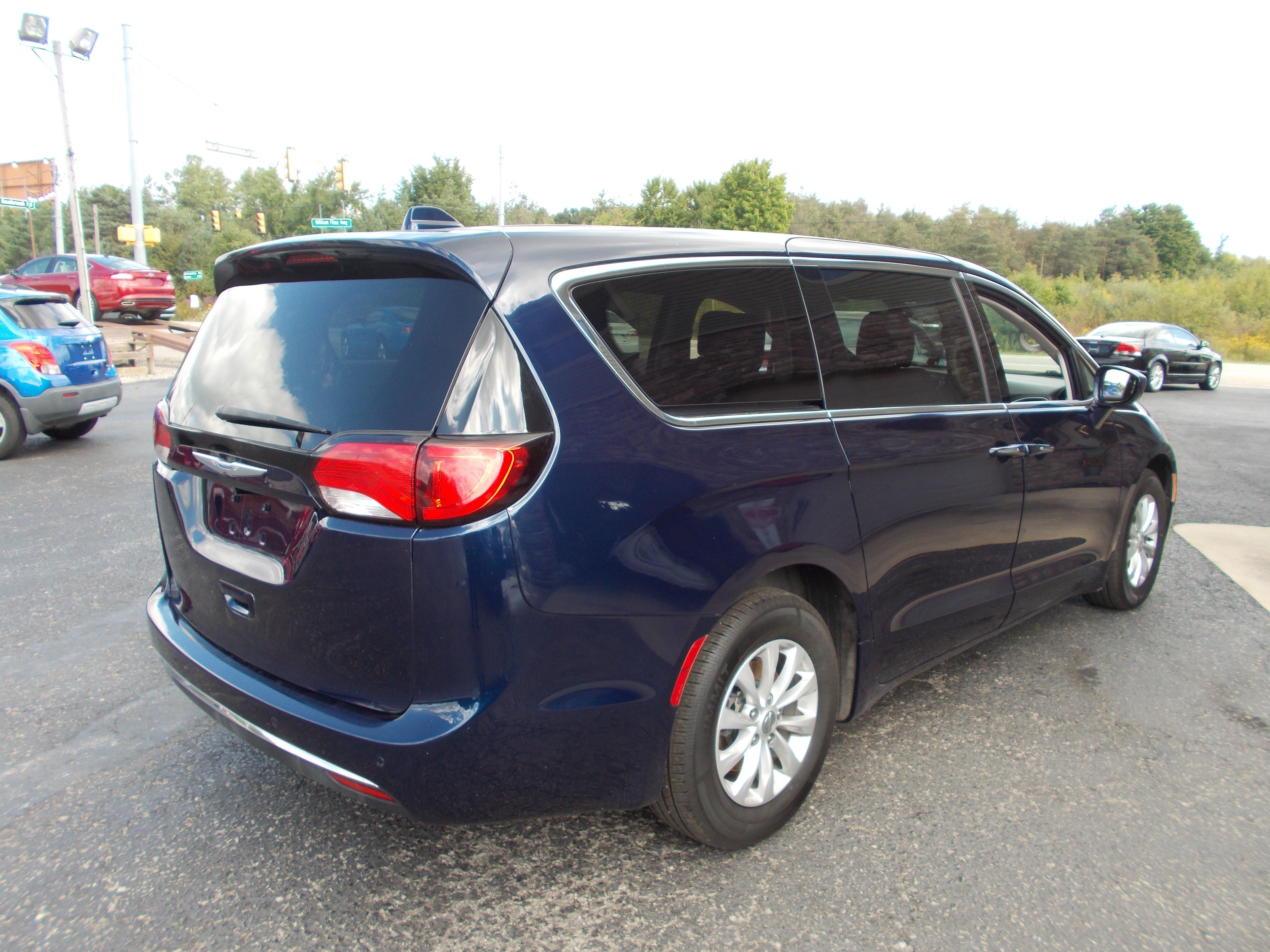 Used 2018 Chrysler Pacifica Touring Plus FWD image 5