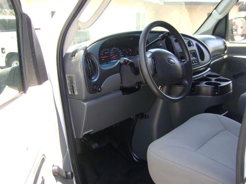 Used 2006 Ford E-350 and Econoline 350 Super Duty RWD image 12