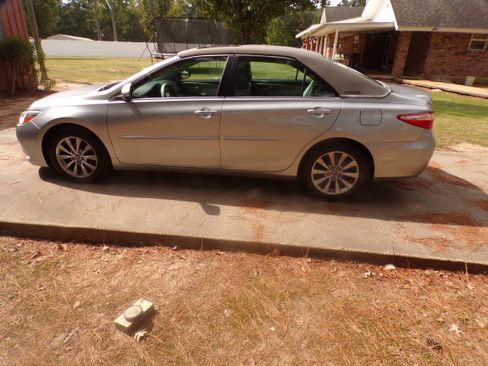 Used 2017 Toyota Camry XLE image 7