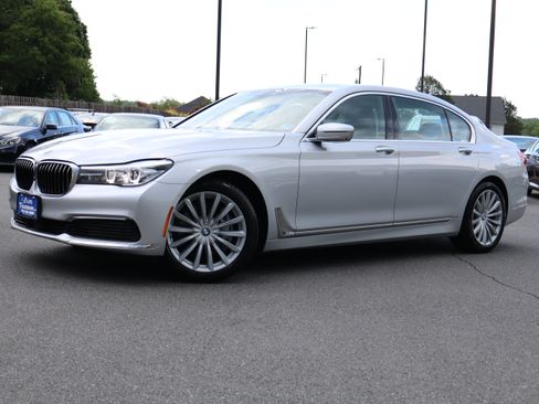 Used 2019 BMW 740i xDrive UNAVAIL AWD/4WD image 2