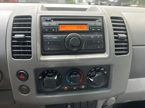Used 2012 Nissan Frontier 2WD Crew Cab image 12