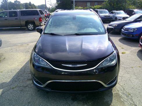 Used 2017 Chrysler Pacifica Touring-L Plus FWD image 2