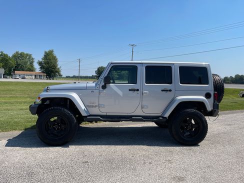 Used 2012 Jeep Wrangler Unlimited Sahara image 2