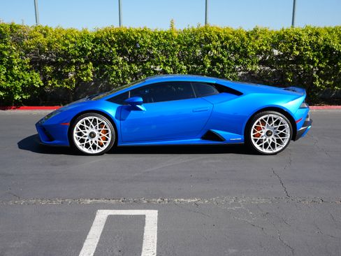 Used 2020 Lamborghini Huracan EVO image 3