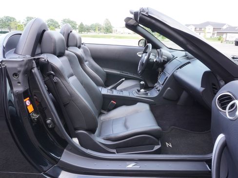 Used 2005 Nissan 350Z Roadster RWD image 15