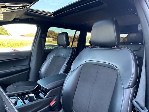 Used 2023 Jeep Grand Cherokee L Laredo image 14