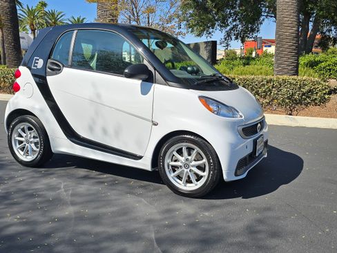 Used 2015 smart fortwo electric drive image 2