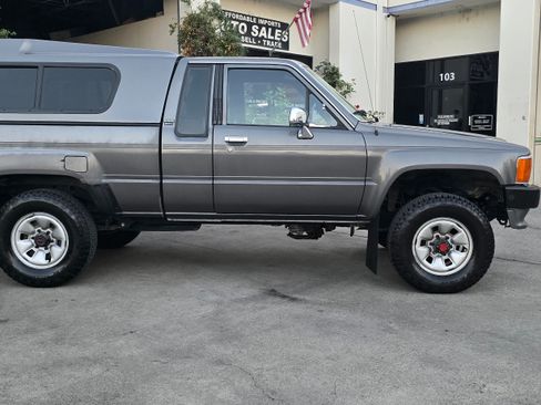 Used 1988 Toyota Pickup Deluxe image 5