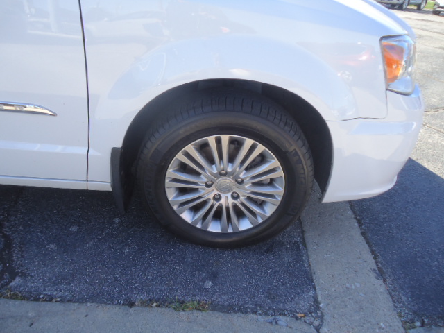 Used 2015 Chrysler Town & Country Touring-L FWD image 4