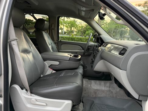 Used 2008 Chevrolet Suburban 4WD image 12