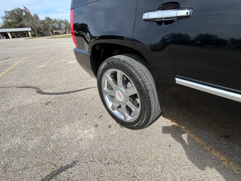 Used 2010 Cadillac Escalade Premium Luxury image 30