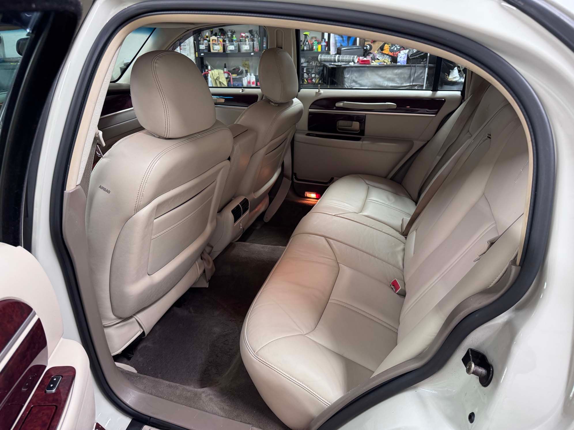 Used 2004 Lincoln Town Car Ultimate RWD image 10