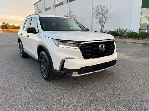 Used 2024 Honda Pilot TrailSport image 4