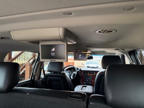 Used 2014 Chevrolet Suburban LT image 15