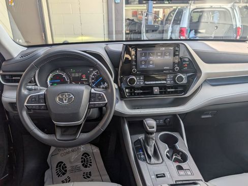 Used 2022 Toyota Highlander XLE image 10