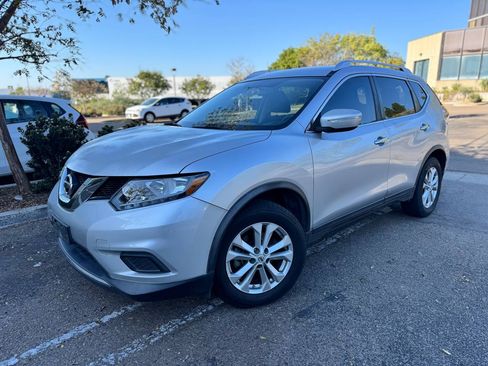 Used 2015 Nissan Rogue SV image 1