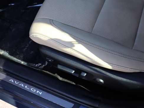 Used 2015 Toyota Avalon Limited image 18