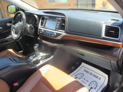 Used 2017 Toyota Highlander AWD Limited Platinum image 4