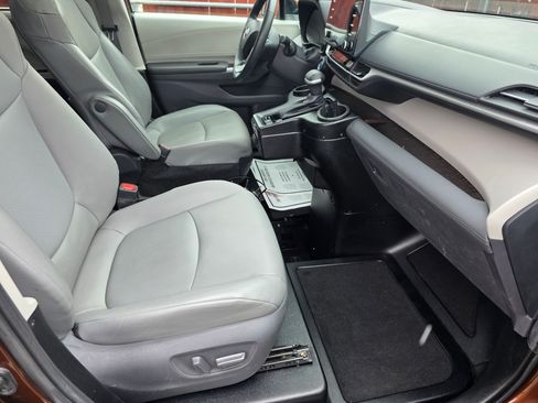 Used 2022 Toyota Sienna XLE image 11