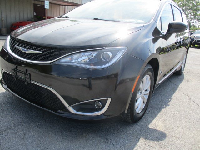Used 2018 Chrysler Pacifica Touring-L FWD image 10