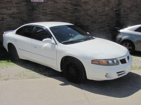 Used 2002 Pontiac Bonneville SE image 1