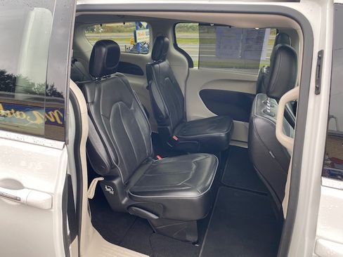 Used 2018 Chrysler Pacifica Limited image 13