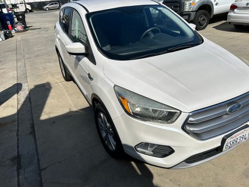 Used 2017 Ford Escape SE image 2