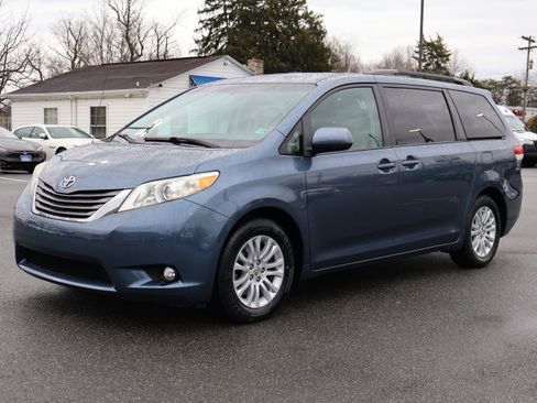 Used 2014 Toyota Sienna XLE image 4