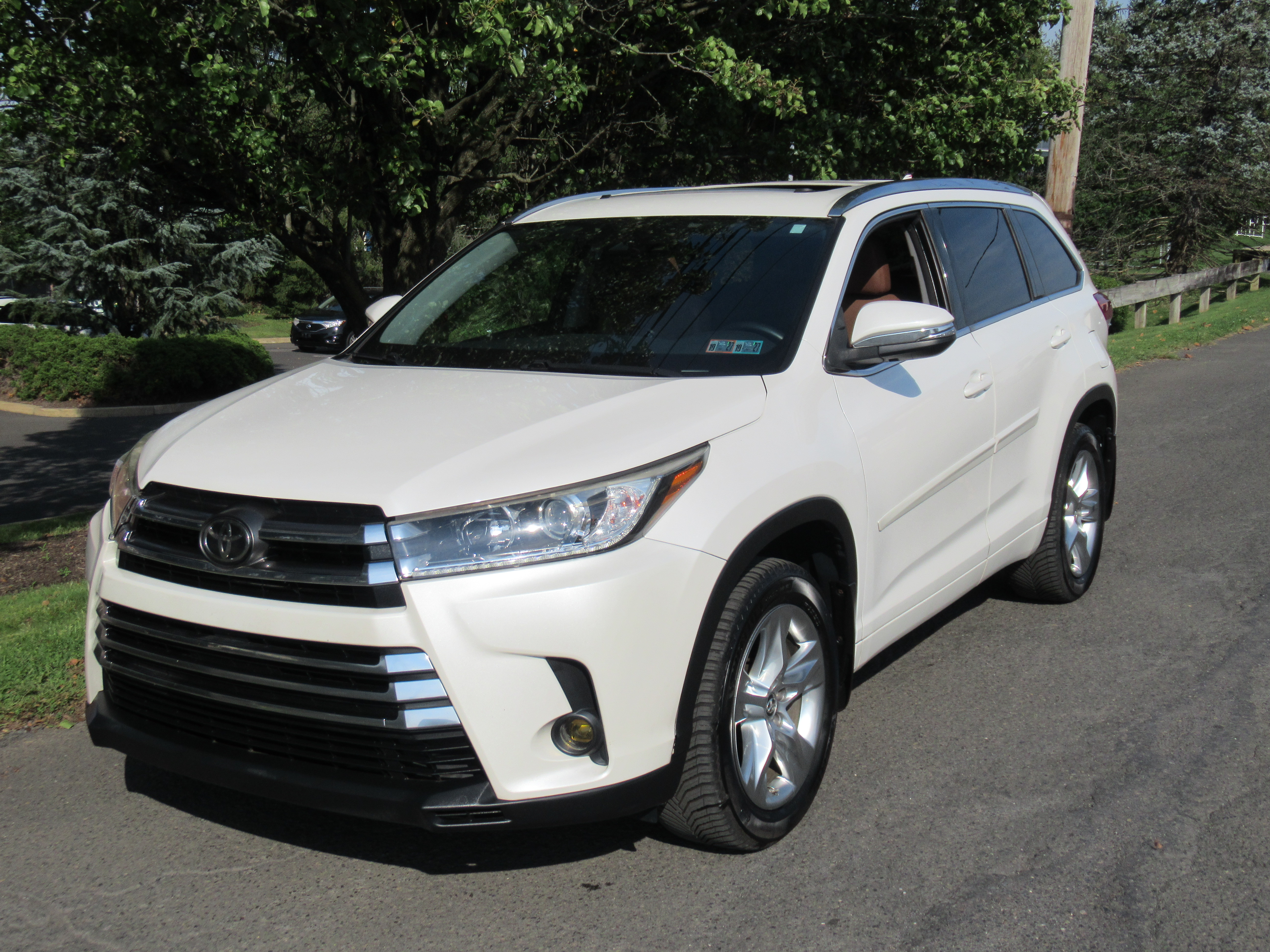 Used 2017 Toyota Highlander AWD V6 image 1