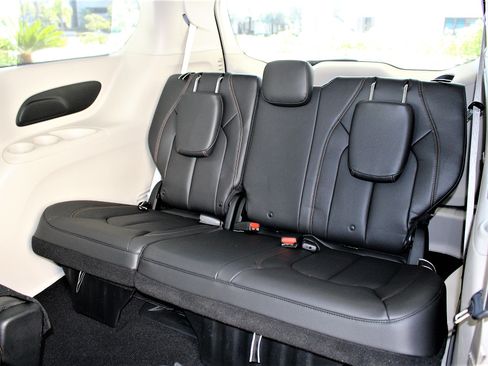 Used 2017 Chrysler Pacifica Touring-L image 19