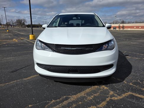 Used 2022 Chrysler Voyager LX image 10