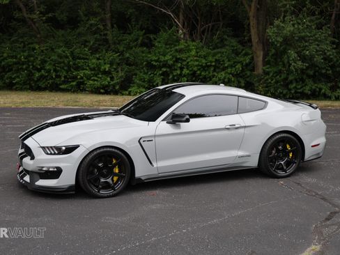 Used 2016 Ford Mustang Shelby GT350 image 3