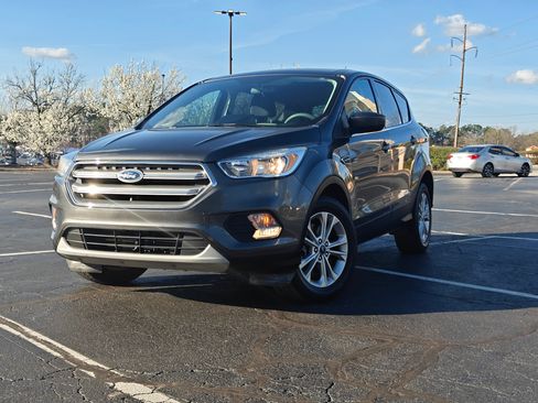 Used 2017 Ford Escape SE image 1