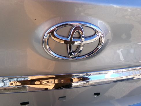 Used 2016 Toyota Camry LE image 8