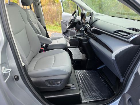 Used 2022 Toyota Sienna XLE image 15