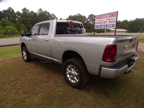 Used 2026 RAM 2500 4x4 Crew Cab Laramie image 8
