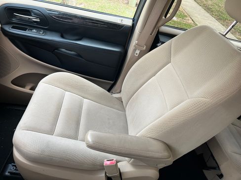 Used 2016 Dodge Grand Caravan American Value Package image 27