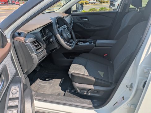 Used 2023 Nissan Rogue SV image 5