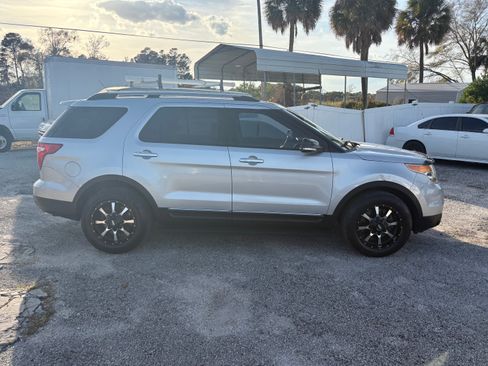 Used 2015 Ford Explorer XLT image 3