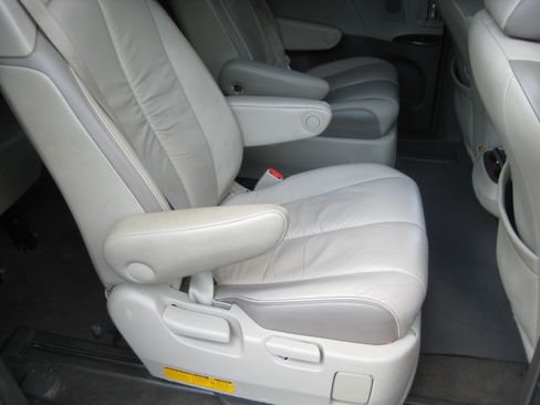 Used 2011 Toyota Sienna XLE Limited image 17