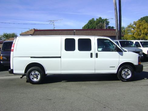 Used 2005 Chevrolet Express 3500 image 2