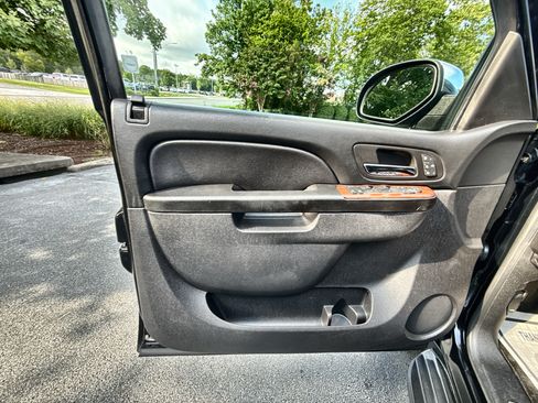 Used 2013 Chevrolet Avalanche LTZ image 4