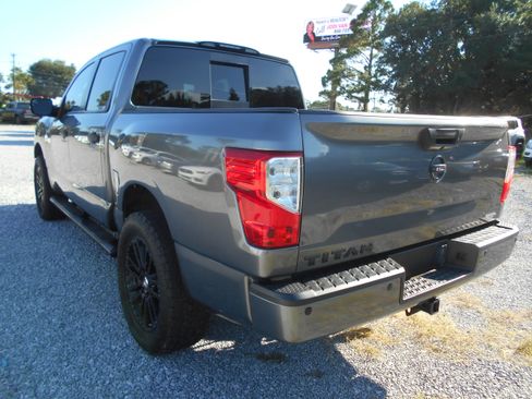 Used 2019 Nissan Titan SV image 5