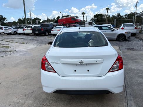 Used 2018 Nissan Versa Sedan FWD image 2
