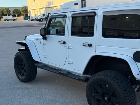 Used 2015 Jeep Wrangler 4WD Unlimited Sahara image 35