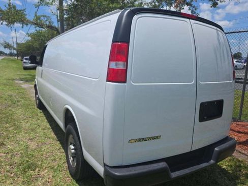 Used 2025 Chevrolet Express 3500 Extended RWD image 3
