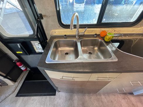 Used 2015 Mercedes-Benz Sprinter 4500 image 21