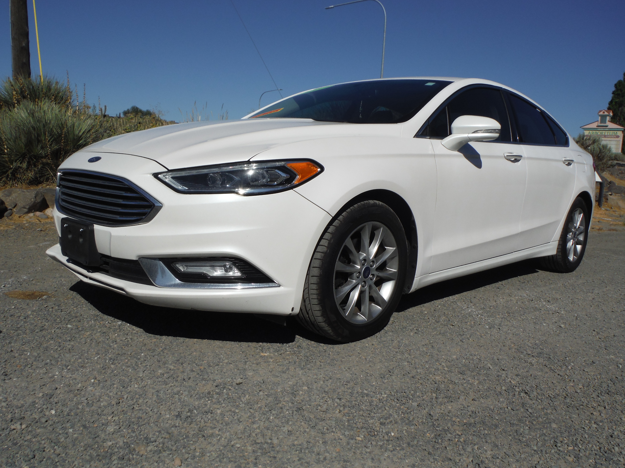 Used 2017 Ford Fusion SE FWD image 1