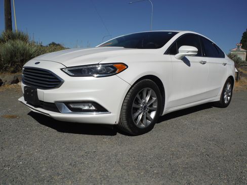 Used 2017 Ford Fusion SE image 1