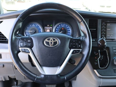 Used 2020 Toyota Sienna XLE AWD image 22